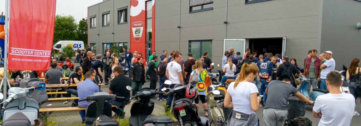 CLASSIC DAY?16 Questo è il nostro open day per i nostri clienti Vespa e Lambretta. L'evento, che piace a tutti gli scooteristi, si svolge direttamente su directly Scooter Center Negozio, in 50129 Bergheim-Glessen.