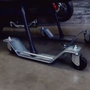 Aiuto alla manovra dello scooter sotto lo scooter con cavalletto principale