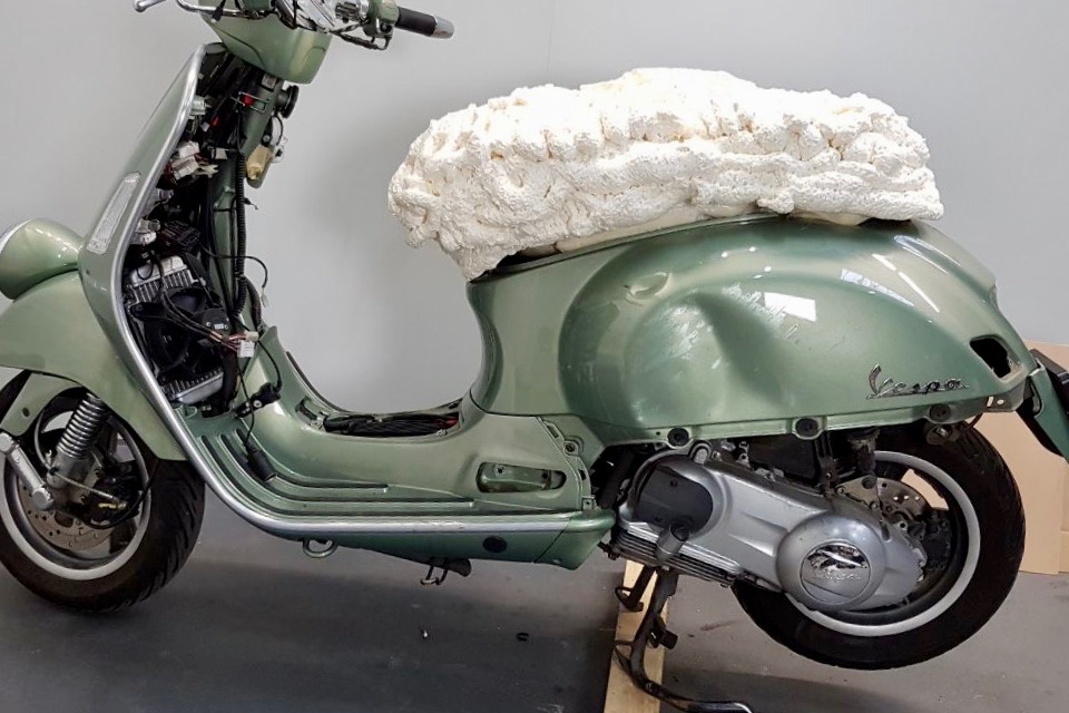 Scooter Center Vespa SC Sei GiorniVespa Modellierung mit Bauschaum