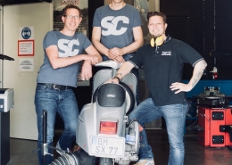 Banco de pruebas de scooter de motor abierto en el mercado de accesorios