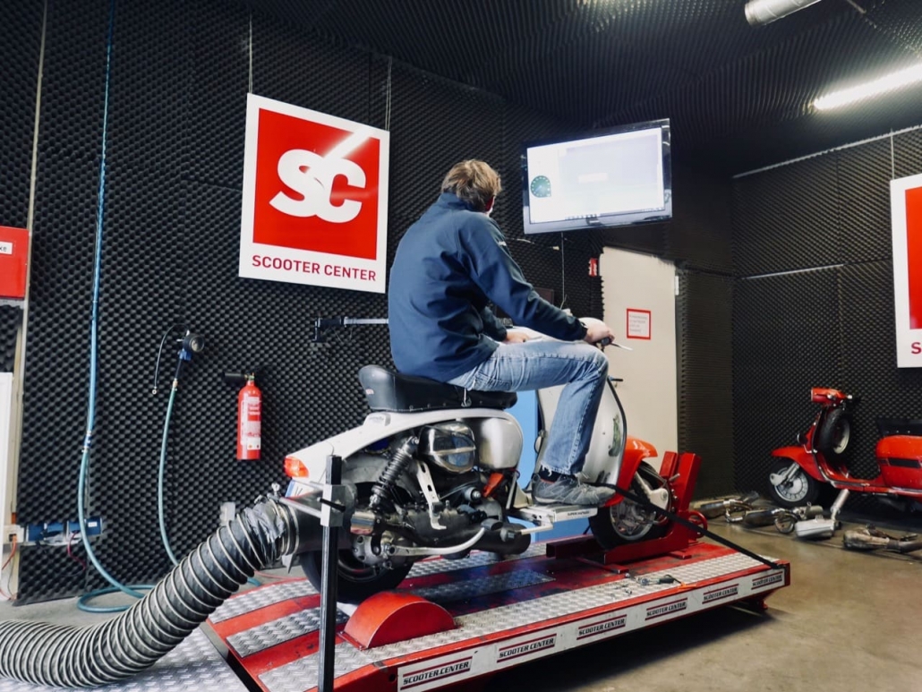 Exhaust test on the Scooter Center Performance test bench