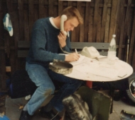 Scootercentrum Keulen. In de tuin van de ouders: telefonische bestelling in 1992. Let op de jongere onder jullie, de stijlvolle vintage telefoon.