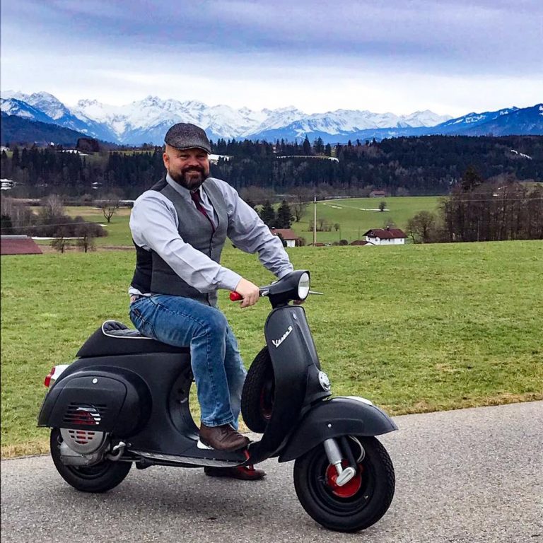 Markus mit Eleonore Vespa V50 N