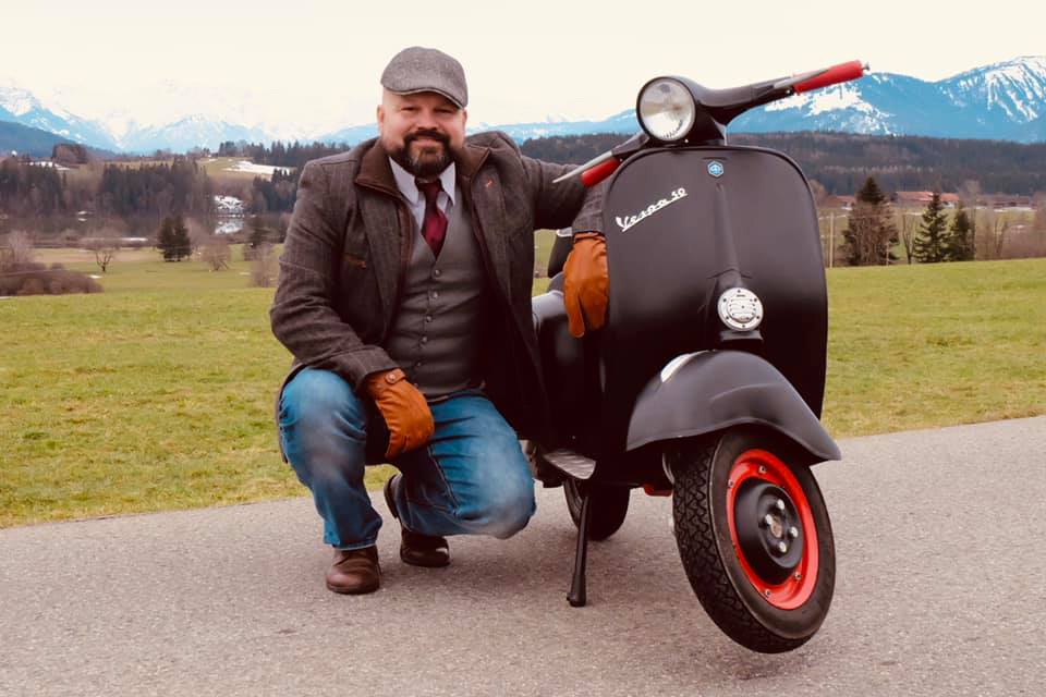 Vespa Gentleman Giro Markus Mayer met 50cc Vespa en pak