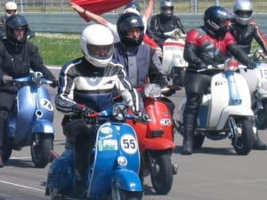 Carrera de scooters en el circuito de Nürburgring Colonia 2005