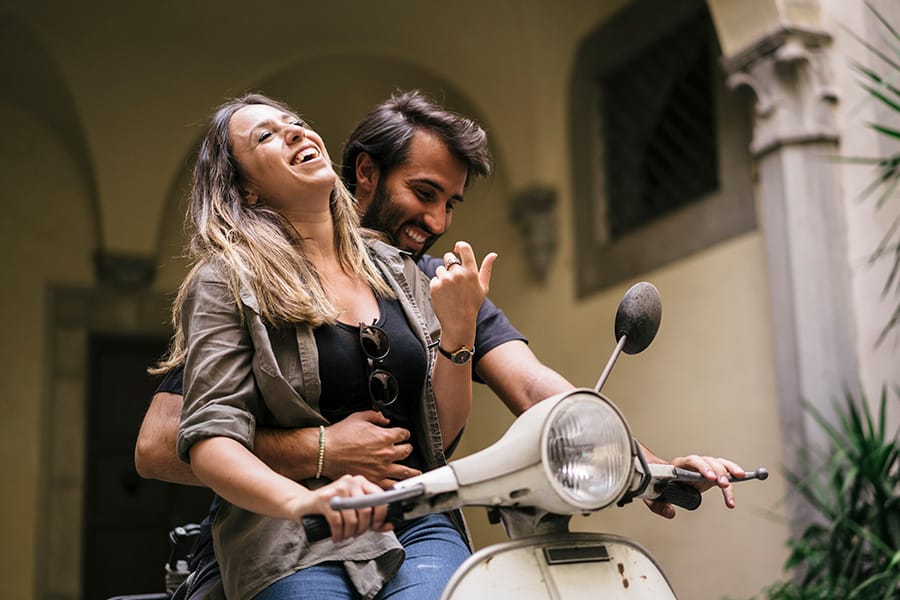 Casal italiano na vespa