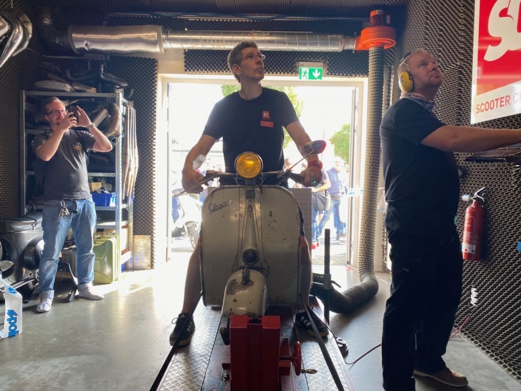 Alex et Uwe avec un guidon tubulaire ACMA sur le dynamomètre