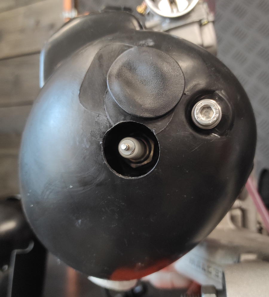 Plug for spark plug hole in cylinder hood Vespa