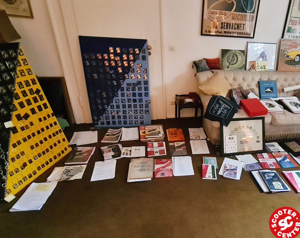 Sbírka medailí a knih na podlaze místnosti