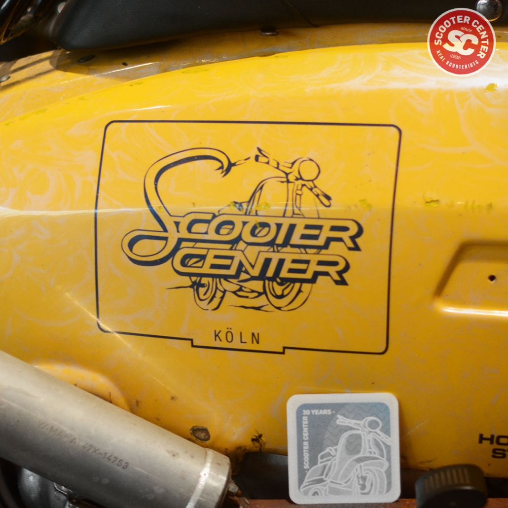 žlutá scooter center logo