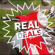 real deals-logo op een rode Vespa gts