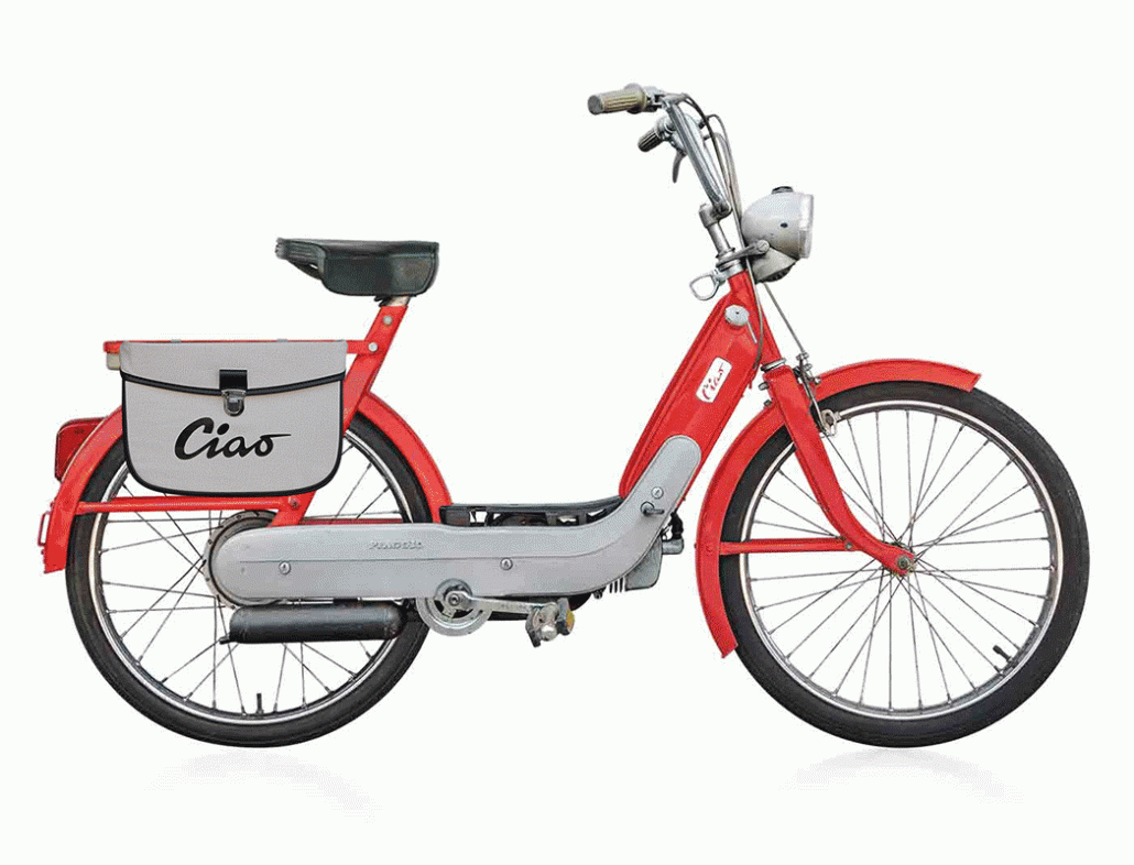 Červený moped s šedou sedlovou brašnou